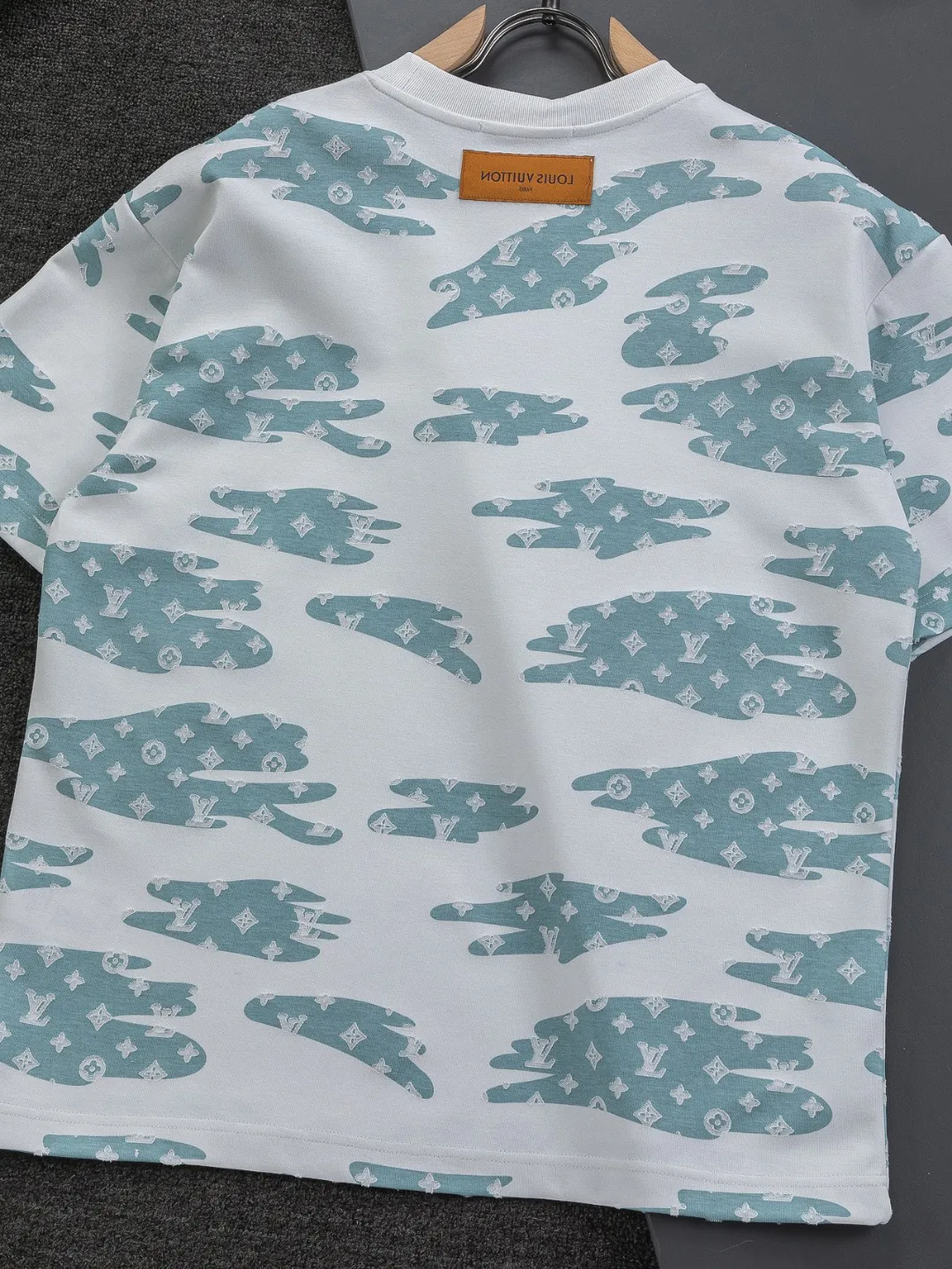 🅿️210 Louis Vuitton 1V LV micro-wide version S-XL LV 26ss new product counters are on the shelves at the same time. Multiple craftsmanship, composite fabrics, all-over cutting🔥Fire flower clouds☁️letter logo🪡 embroidery, round neck short-sleeved T-shirt, same style for men and women! Consigned to one-to-one creation. Synchronized with the official website, pure cotton fabrics at the counter! It is close to the skin and comfortable, durable and easy to wear. It has a classic and simple logo design and meticulous original craftsmanship. Short-sleeves, a must-have item for men, do not appear to be the same for the general public, but must be unique and eye-catching. This LV short-sleeve is all about quality, comfort, the same shape and fashion as always, including fabrics and cutting techniques. All of them have been made with great effort! 320 grams of washed pure cotton fabric, pure cotton is breathable, very refreshing and comfortable for daily wear. The rib knitting on the neckline is smooth and tight, and the neckline will not be skewed if you toss it at will. The loose version, you will find that it looks really good on the upper body. The overall is minimalist and neat, super versatile for daily use! Pair it casually with a pair of pants for a youthful look. A T-shirt will make your outfit crazy. It is a fashionable item that can never go wrong! Color: Black White Gray Purple Size: S-XL Size chart: S: Shoulder width 50-Bust 56-Length 70 M: Shoulder width 52-Bust 57-Length 72 L: Shoulder width 54-Bust 59-Length 74 XL: Shoulder width 56-Bust 62-Length 76